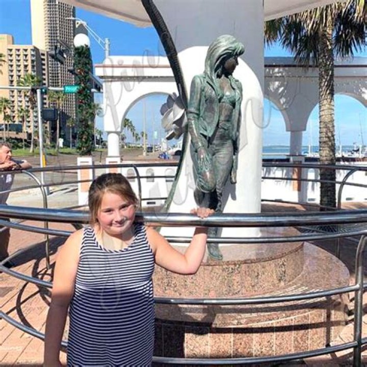 Who paid for the Selena statue in Corpus Christi?