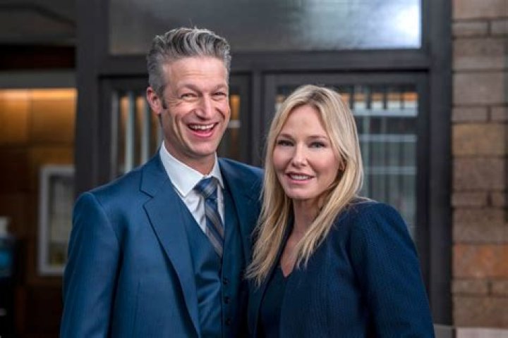 Who replaces Carisi on SVU?