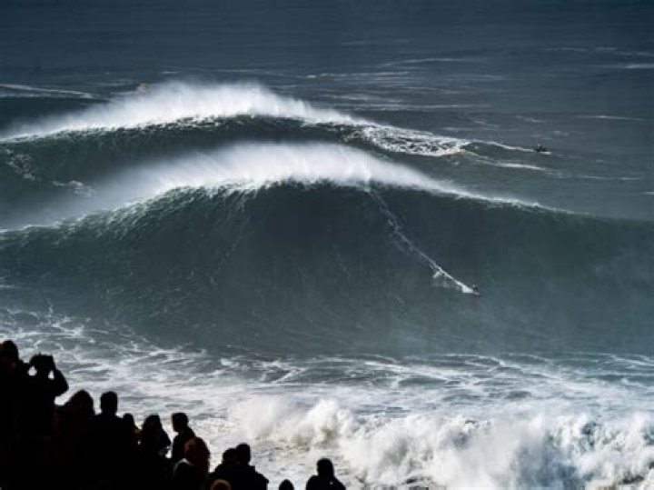 Why are Nazaré waves so big?