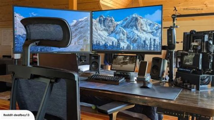 Why is only one of my dual monitors working?