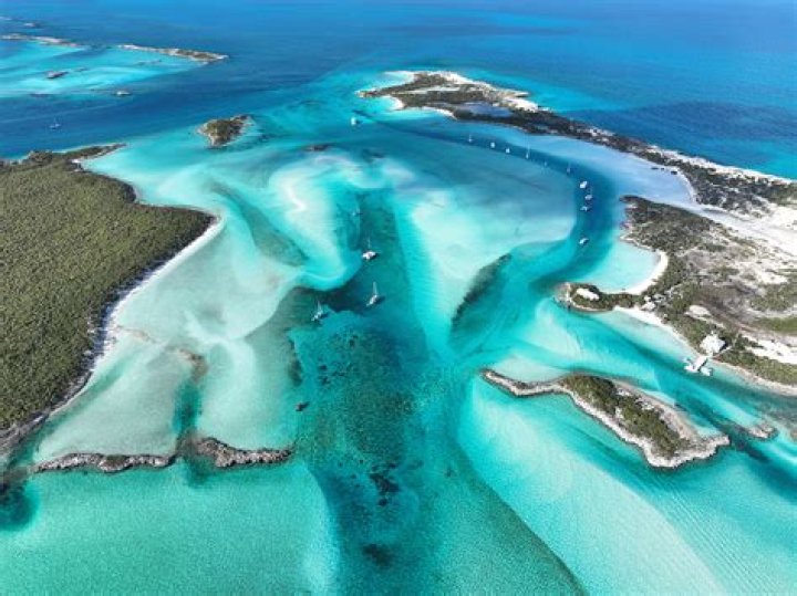 Why is water so clear in Bahamas?