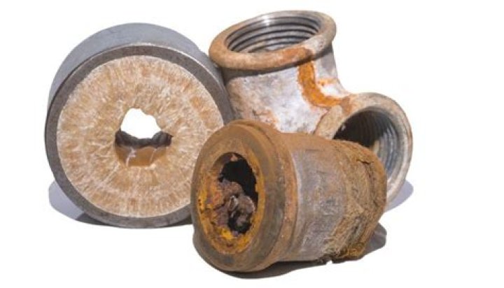 Will installing a water softener remove calcium from pipes?